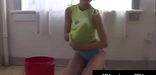  Novinha Tirando a Roupa Enquanto Lava a Casa